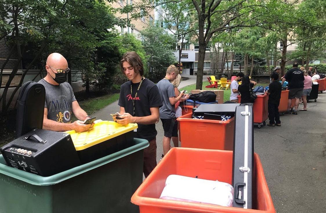 students moving in