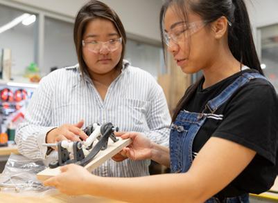 two women working in a lab