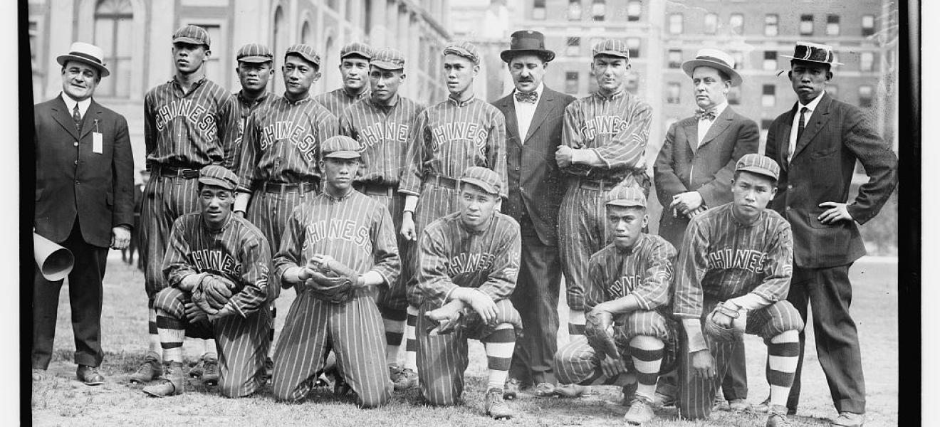 team of baseball players posing for camera